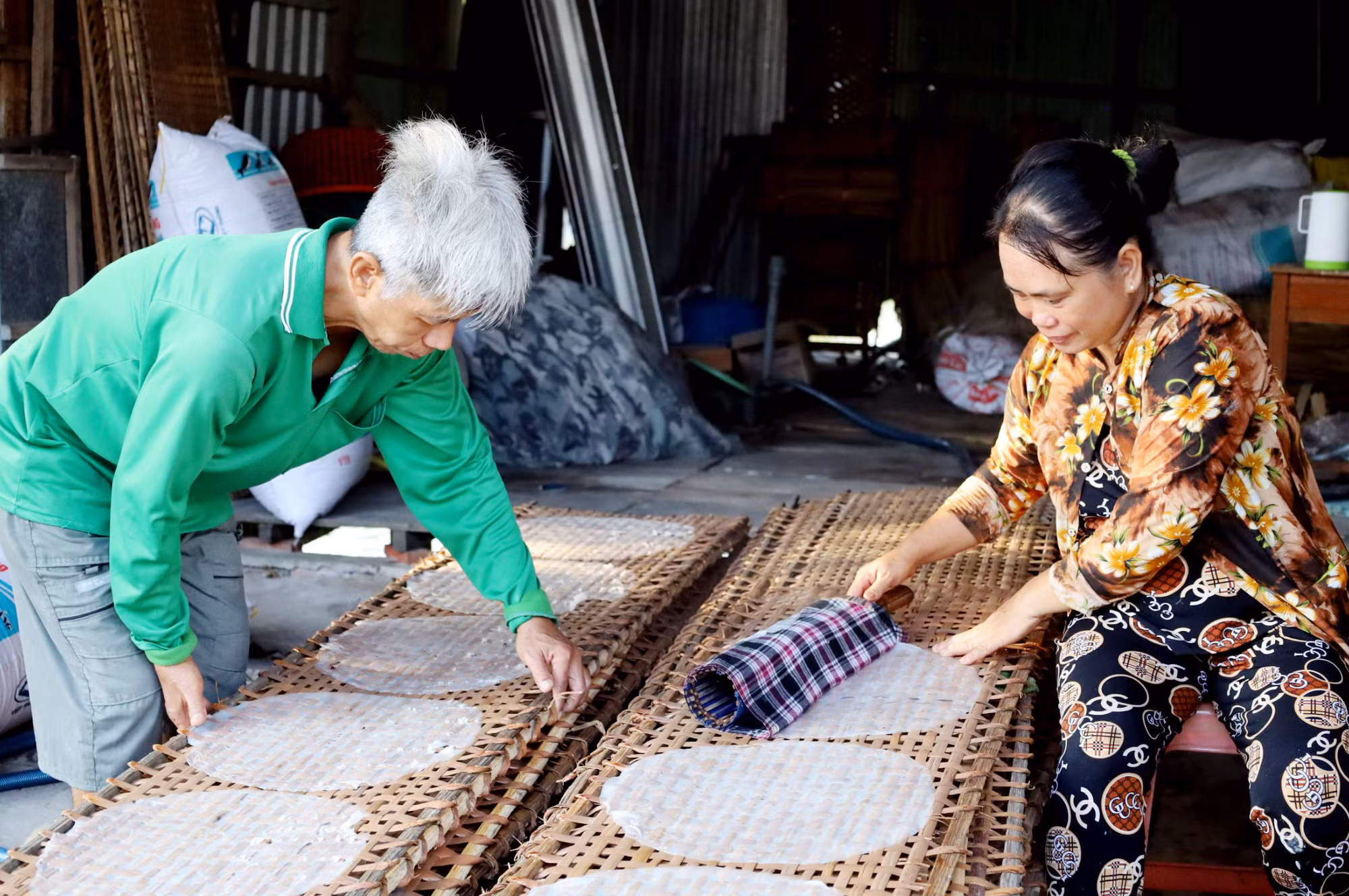 Nghề làm bánh tráng Thuận Hưng được công nhận là Di sản văn hóa phi vật thể -0