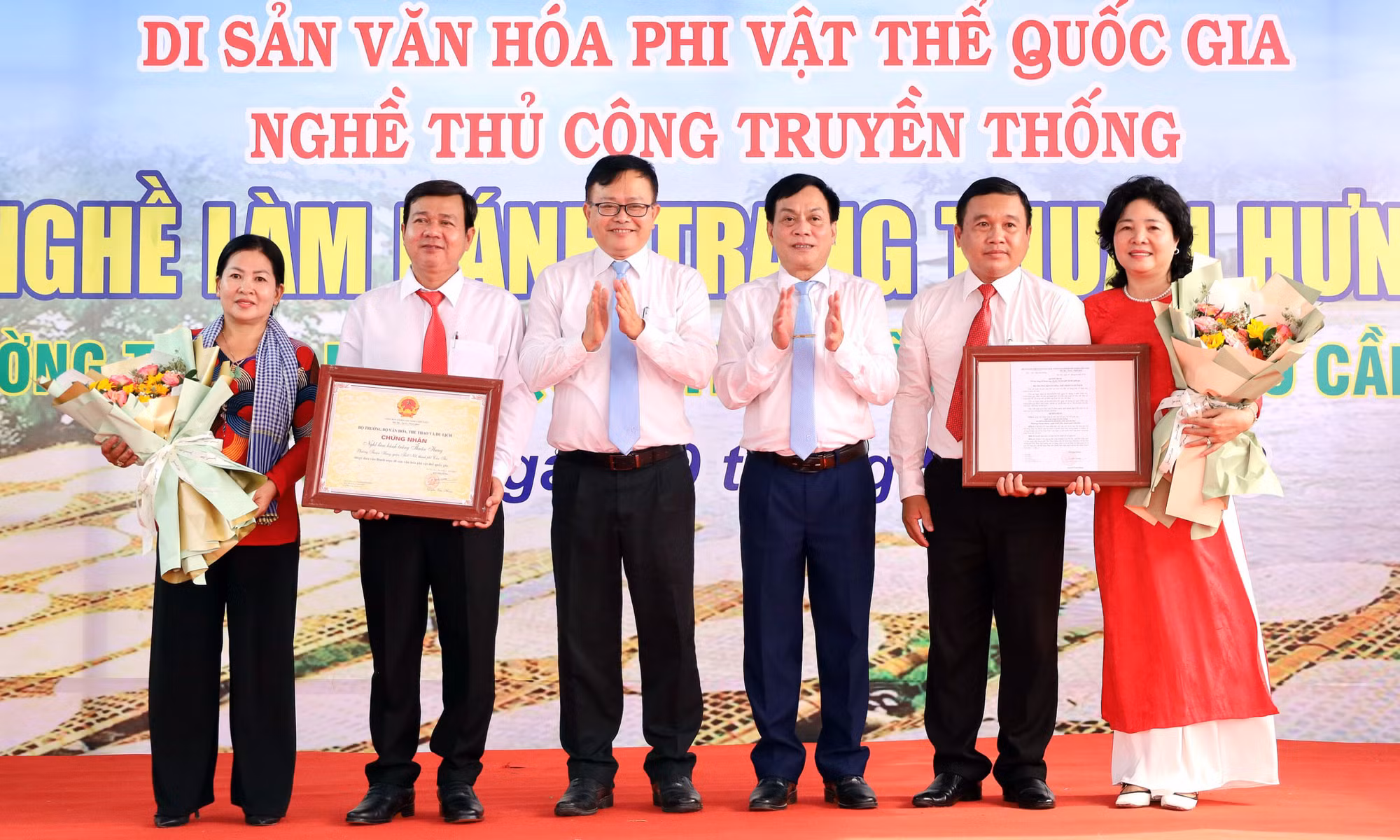 Nghề làm bánh tráng Thuận Hưng được công nhận là Di sản văn hóa phi vật thể -0