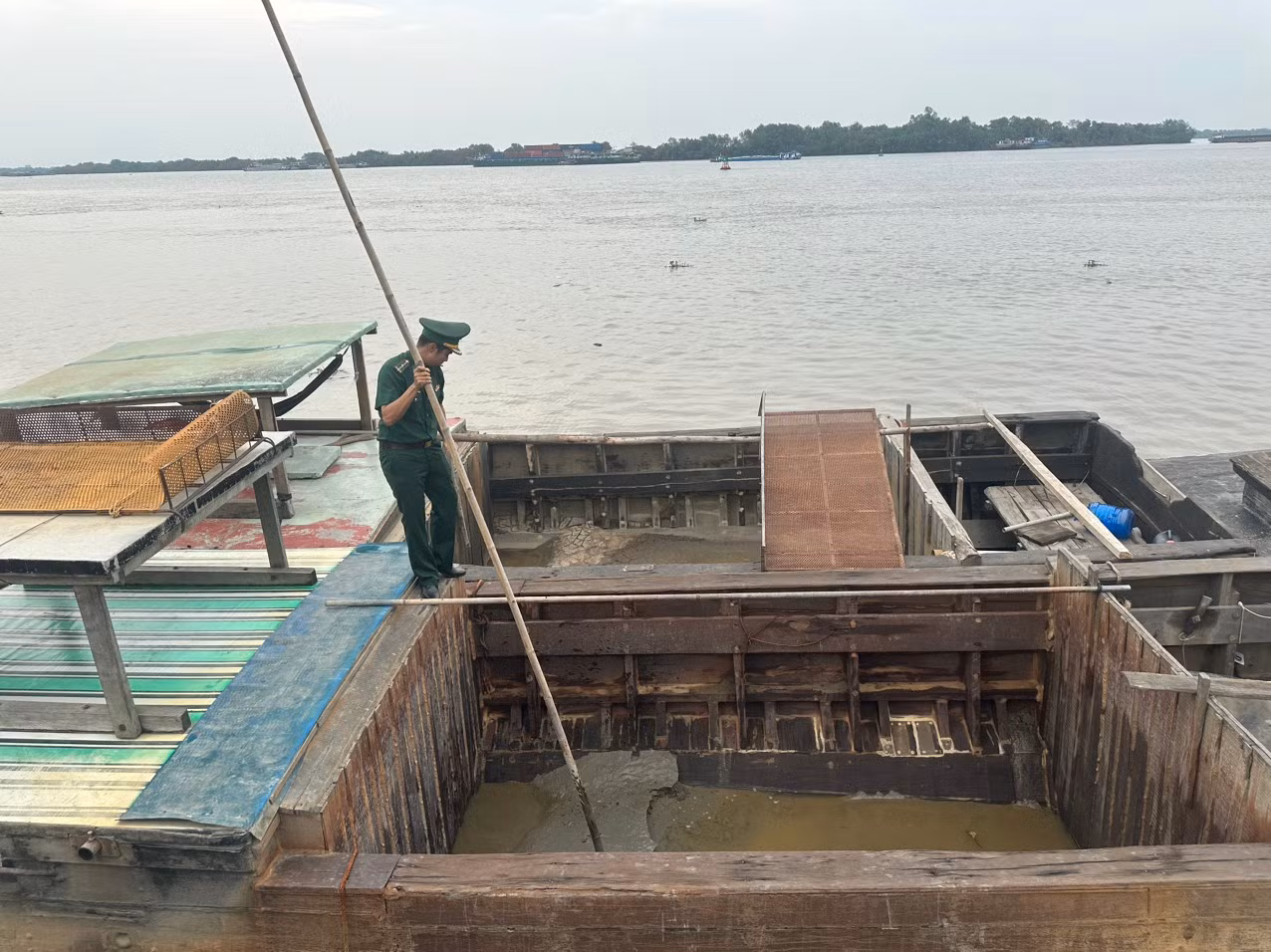 “Cát tặc” tháo chạy như đua thuyền vào các con rạch khi bị phát hiện -0