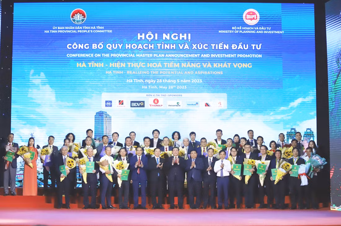 Hơn 220 nghìn tỉ đồng được kí kết, cam kết đầu tư vào Hà Tĩnh -0