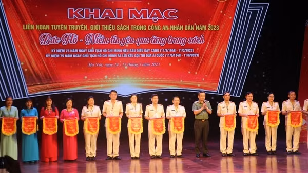 Khai mạc Liên hoan “Bác Hồ - Niềm tin yêu qua từng trang sách”