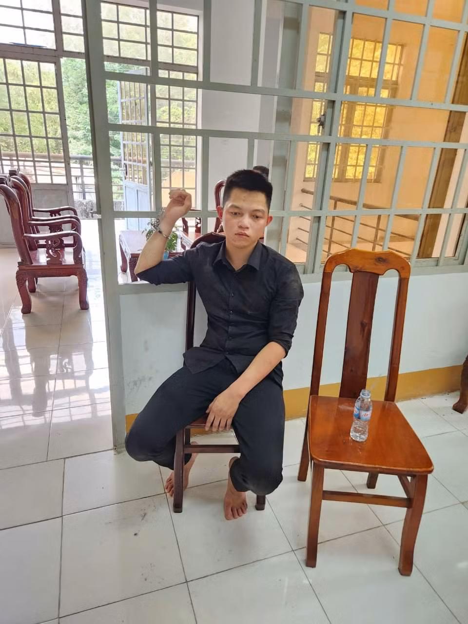 Bắt nhanh 2 đối tượng đi ô tô cướp 100 triệu đồng -0