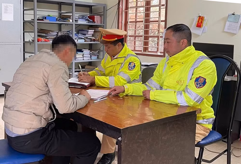 Tài xế ô tô tải&nbsp;chở khách du lịch trên thùng xe ở Mộc Châu -0