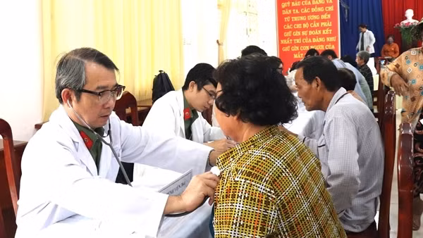 Khám bệnh, phát thuốc miễn phí và tặng quà hơn 200 người dân nghèo ở Tây Ninh