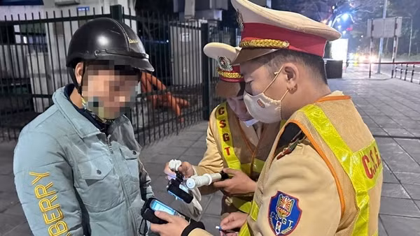 Kiểm tra nồng độ cồn tới khuya ở Hà Nội, tài xế vi phạm hết đường né