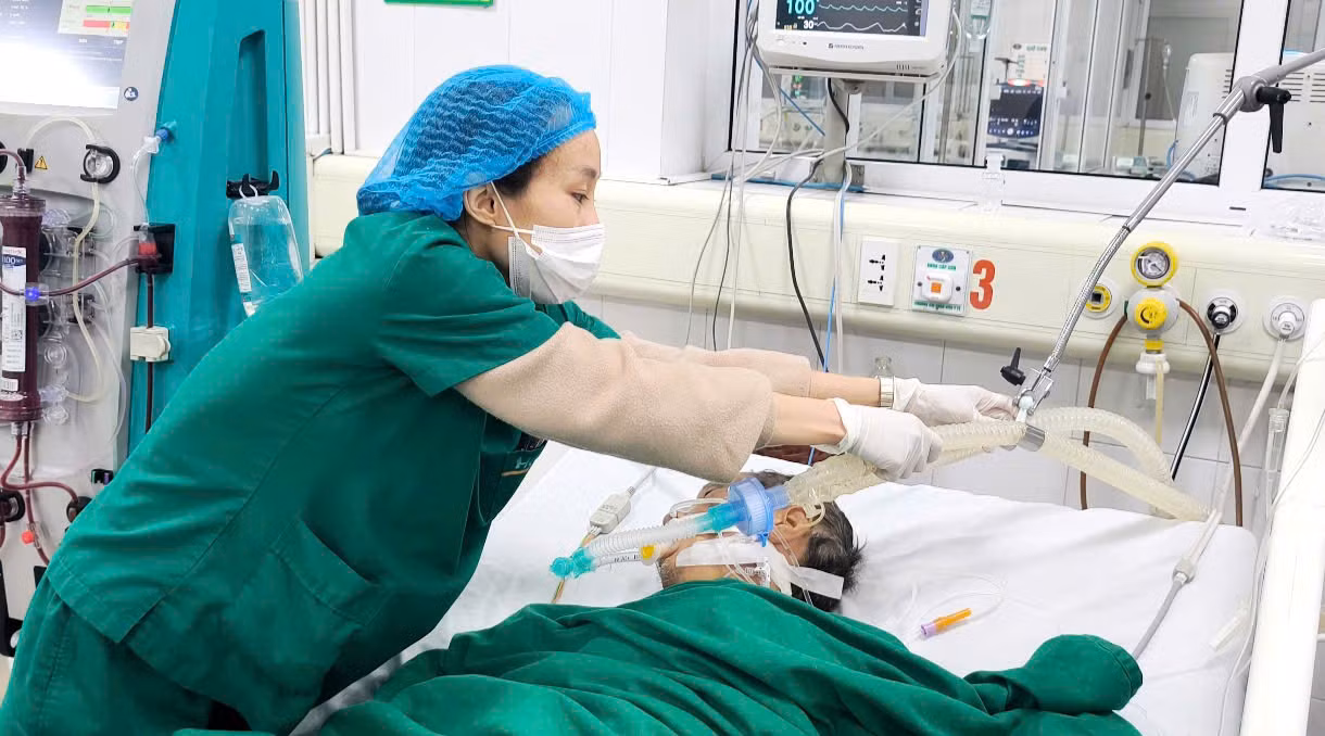 Người đàn ông hôn mê sâu, nguy kịch do uống phải rượu rởm -0