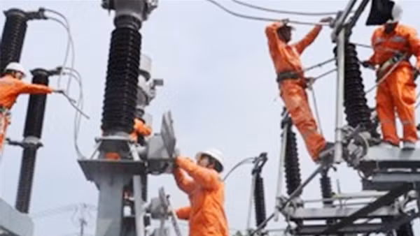 Đẩy nhanh tiến độ xây dựng các dự án nguồn, lưới điện