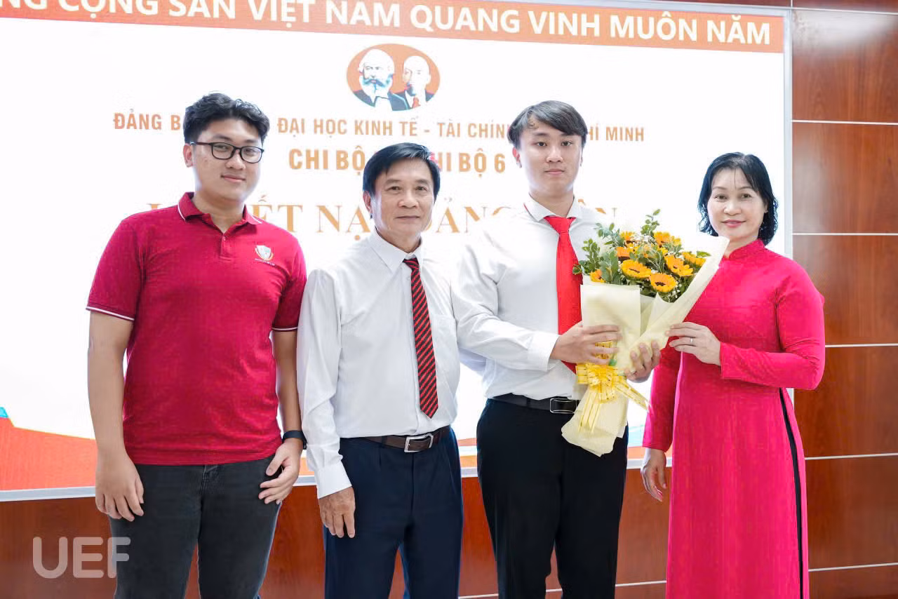 Thủ khoa Học viện Ngoại giao cùng nhiều đảng viên trẻ tình nguyện tham gia nghĩa vụ CAND -1