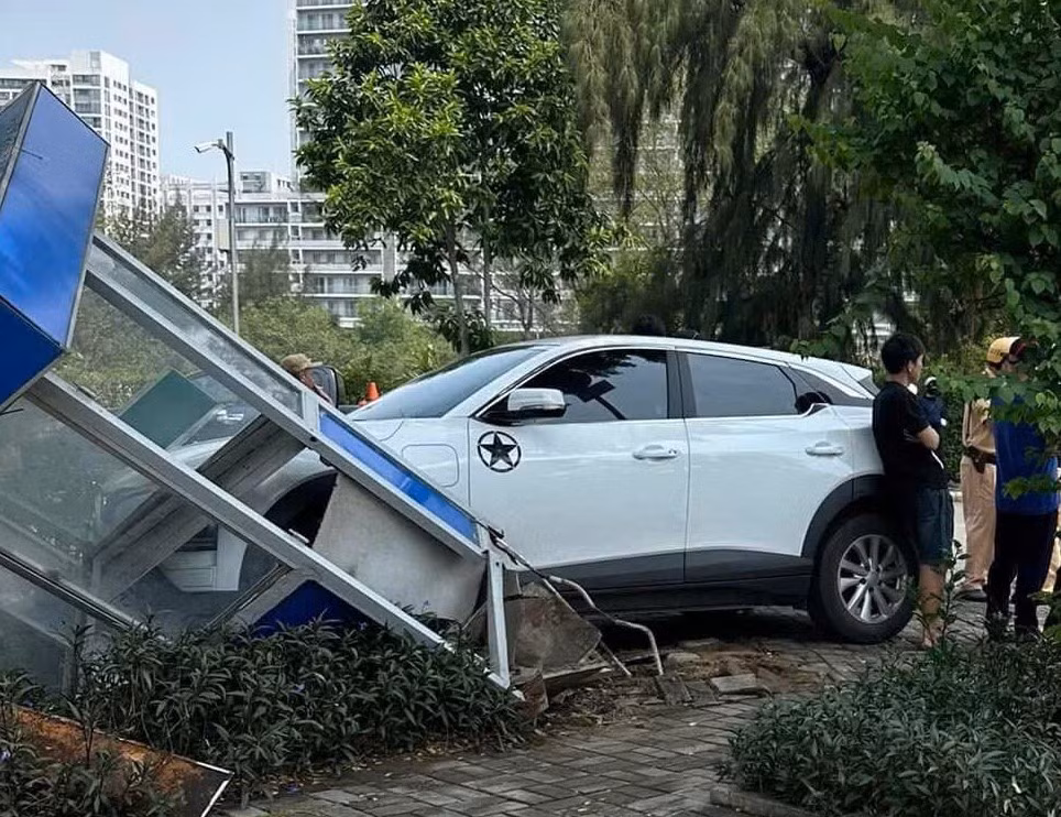 Xe 5&nbsp;chỗ lao vào tài xế xe ôm công nghệ rồi tông sập biển quảng cáo -0