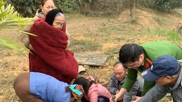 Công an xã giải cứu an toàn cụ bà 88 tuổi bị rơi xuống giếng