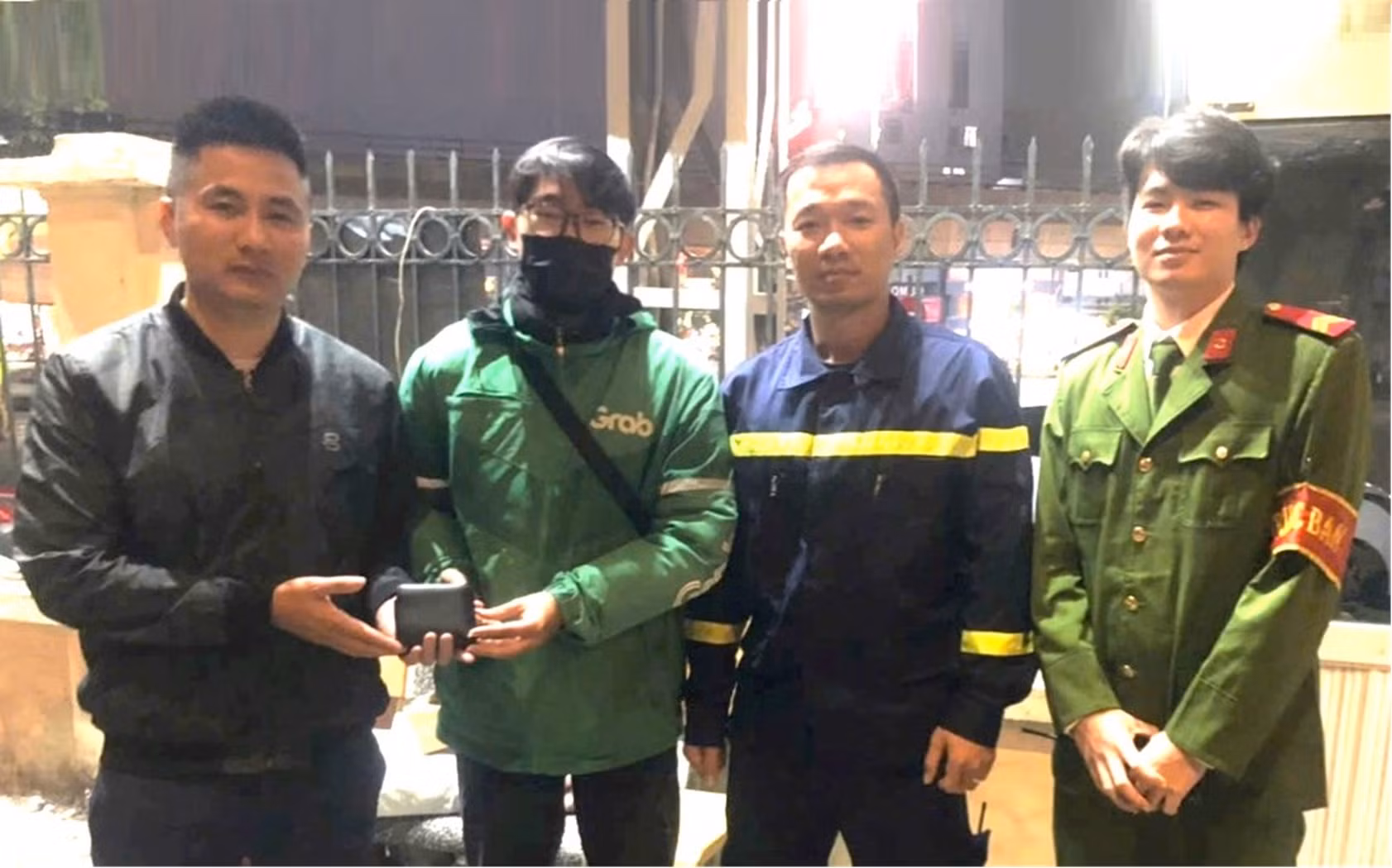 Tài xế xe “ôm” công nghệ trả lại hơn 15 triệu đồng cho người bị đánh rơi -0