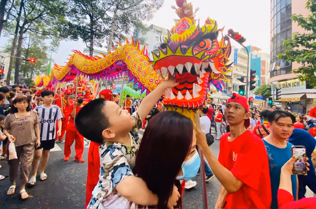 Người lớn, trẻ em thích thú rờ đầu lân, đầu rồng trong lễ hội Tết Nguyên tiêu ở Chợ Lớn -3