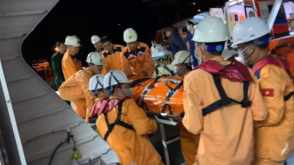 Tàu Việt Nam cứu nạn kịp thời thuyền viên Hàn Quốc gặp nạn trên biển
