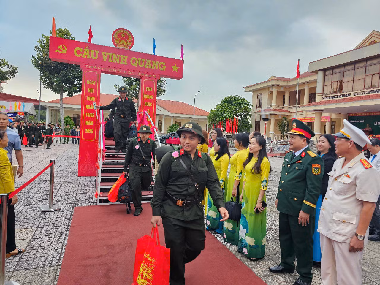 Sôi nổi Ngày hội tòng quân tại các tỉnh miền Tây -0