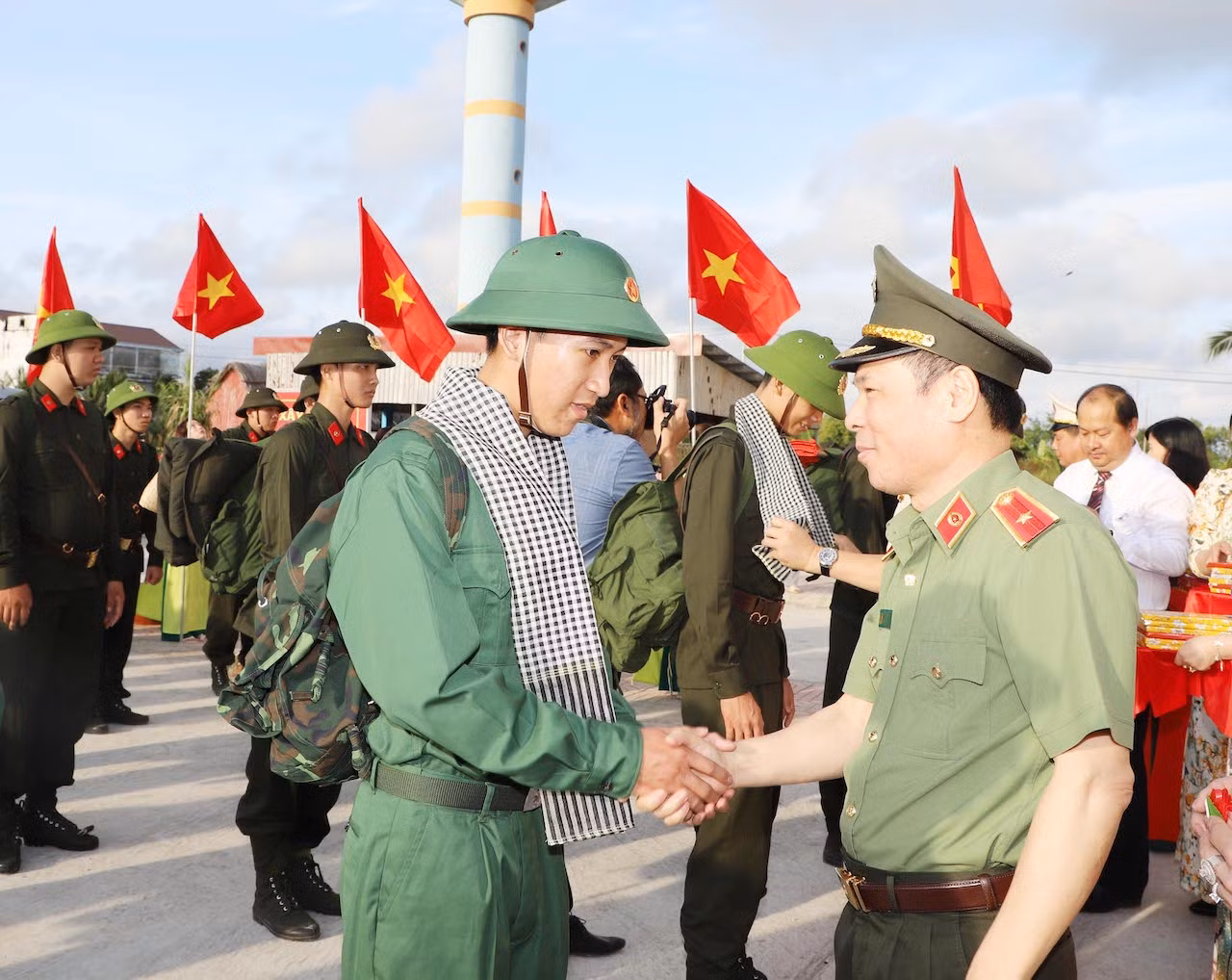 Sôi nổi Ngày hội tòng quân tại các tỉnh miền Tây -0
