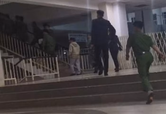 Công an khám xét phòng làm việc của Giám đốc Bệnh viện 2 Lâm Đồng trong đêm -0