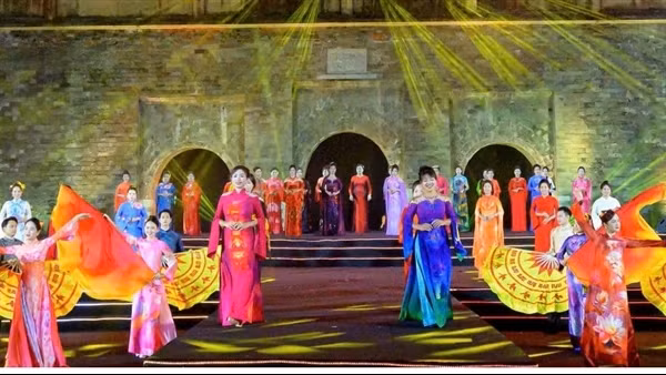 Tổ chức Lễ hội áo dài và diễu hành biểu dương phụ nữ CAND