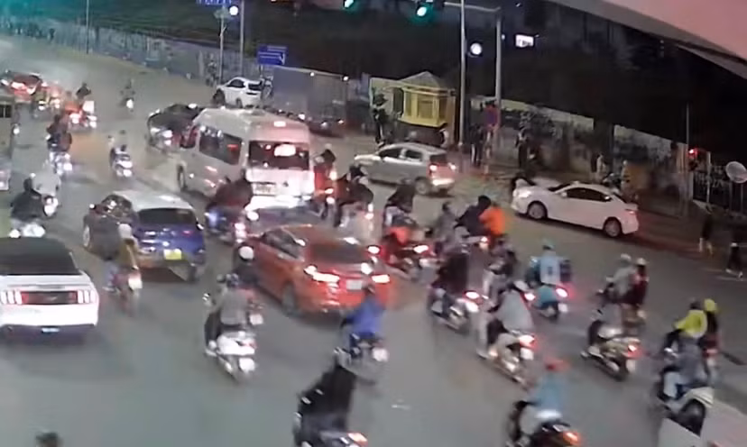 Rẽ đường tắc đưa cháu nhỏ vào viện cấp cứu, CSGT được người dân tìm kiếm gửi lời cảm ơn trên mạng xã hội -0