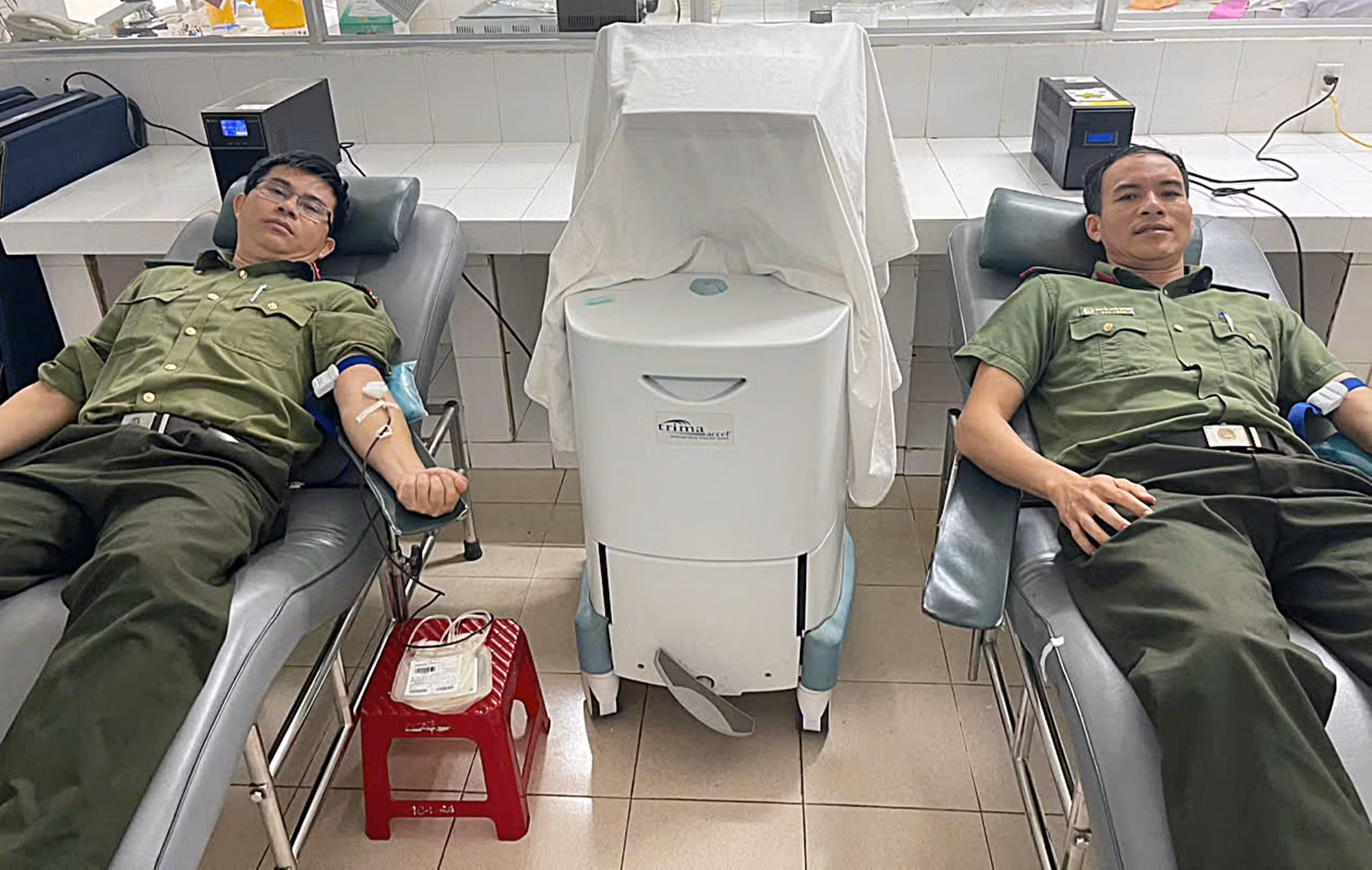 Cán bộ Công an liên tục hiến máu cứu cụ ông bị suy thận mạn tính -0
