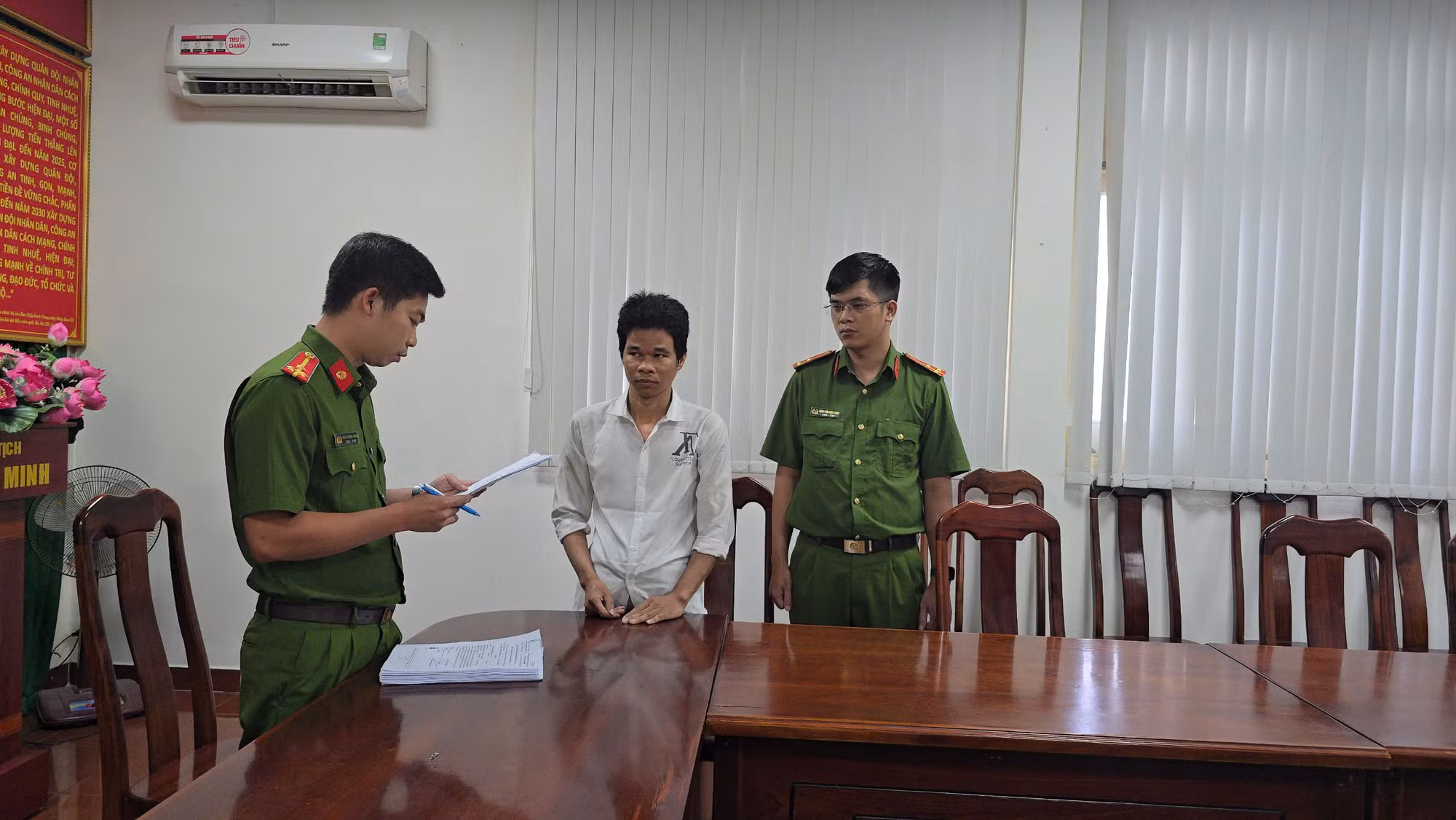 Triệt phá nhiều đường dây làm giả giấy tờ từ Campuchia -0