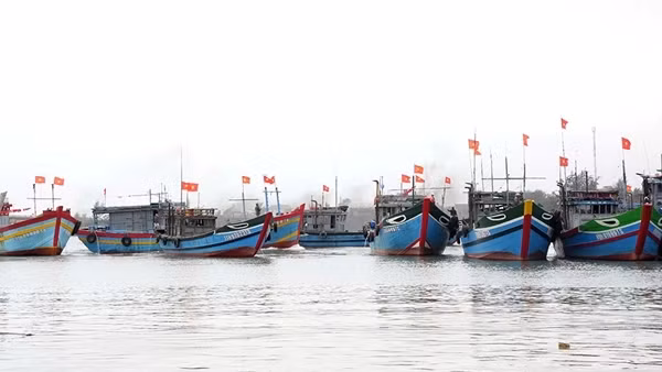 Ngư dân Huế “xông biển” đầu năm,&nbsp;đoàn kết vươn khơi, bảo vệ lãnh hải Tổ quốc