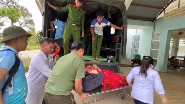 Trên đường giúp dân làm nhà, các chiến sĩ Công an giúp sản phụ đỡ đẻ