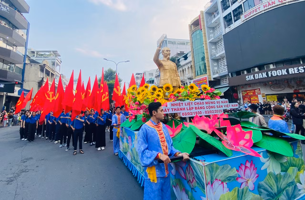 Người lớn, trẻ em thích thú rờ đầu lân, đầu rồng trong lễ hội Tết Nguyên tiêu ở Chợ Lớn -2
