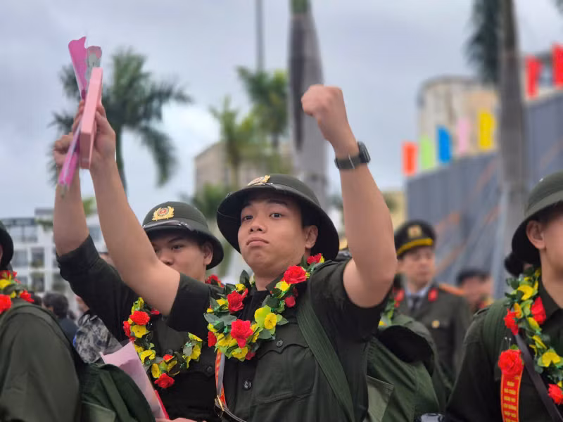 Hàng nghìn tân binh háo hức, sẵn sàng lên đường nhập ngũ -1