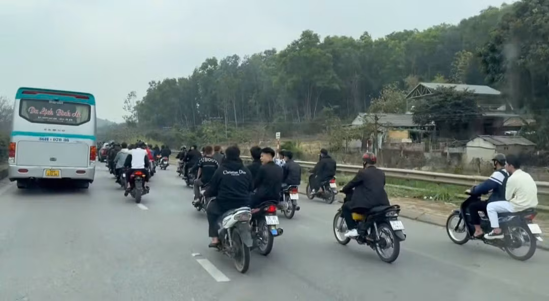 Xử lý 5 trường hợp “đầu trần” điều khiển xe gắn máy trên QL1A -0