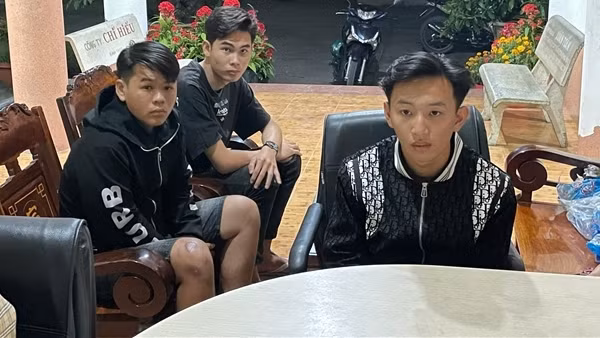Mâu thuẫn trên mạng xã hội, 3 đối tượng đuổi chém người rồi cướp xe