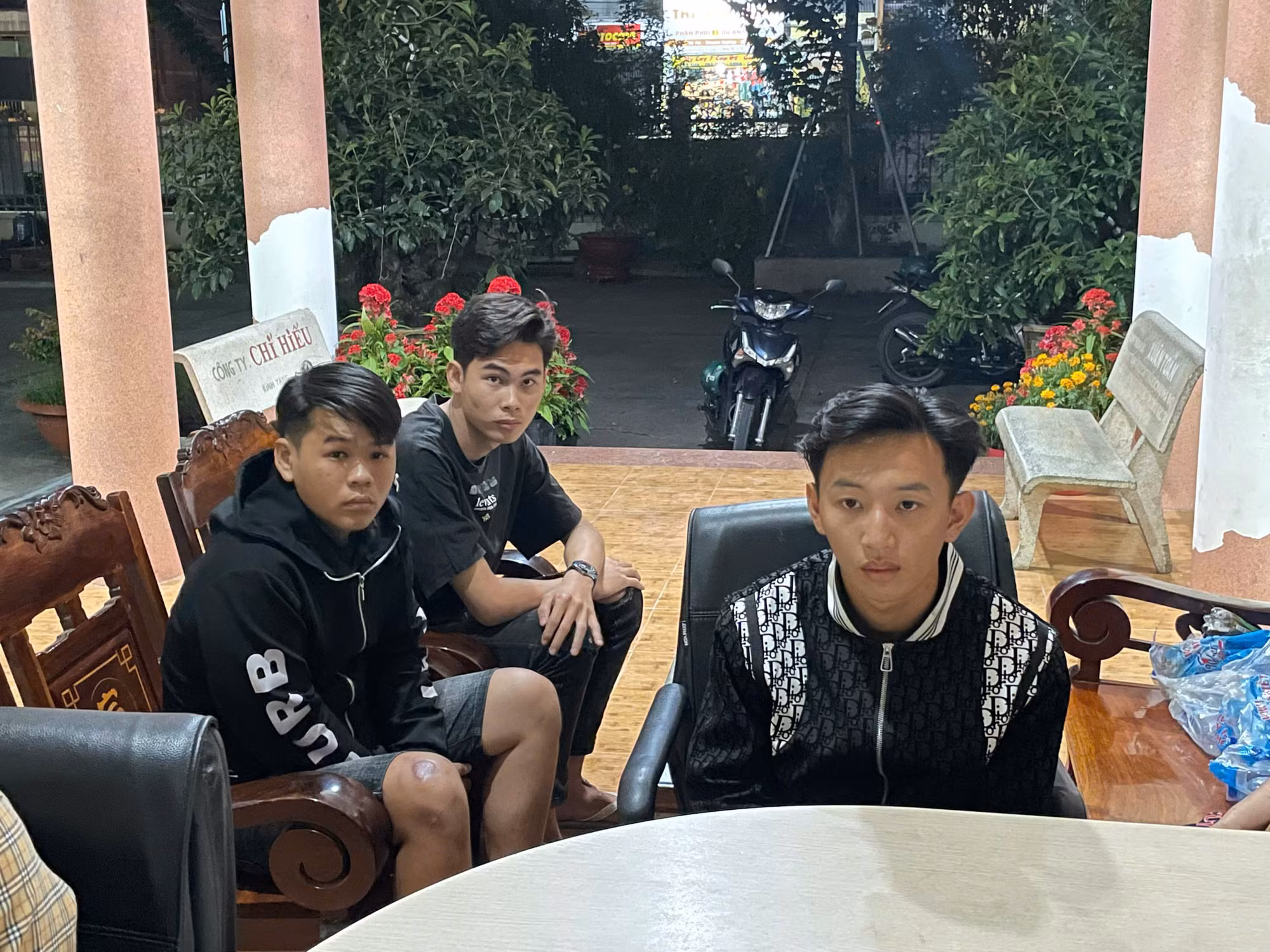 Mâu thuẫn trên mạng xã hội, 3 đối tượng đuổi chém người rồi cướp xe -0