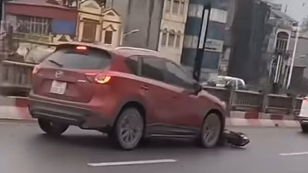 Triệu tập tài xế Mazda CX5 kéo lê xe máy trên đường phố Hà Nội