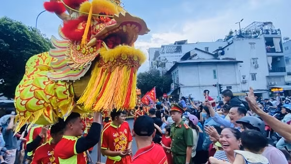 Rực rỡ, hoành tráng lễ hội Tết Nguyên tiêu ở Chợ Lớn