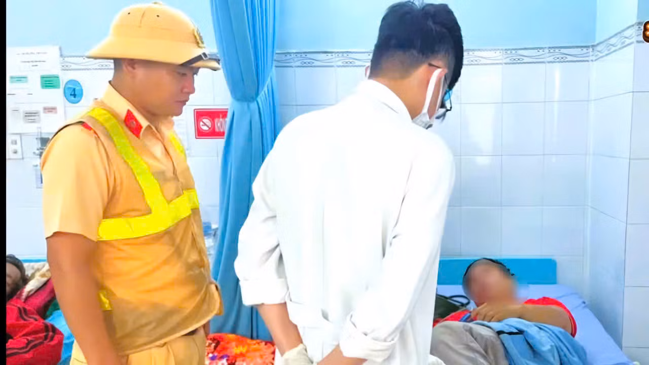 CSGT kịp thời hỗ trợ cứu người đàn ông bất tỉnh ven đường -0