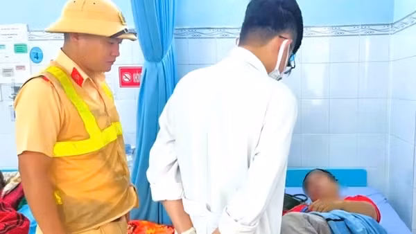 CSGT kịp thời hỗ trợ cứu người đàn ông bất tỉnh ven đường