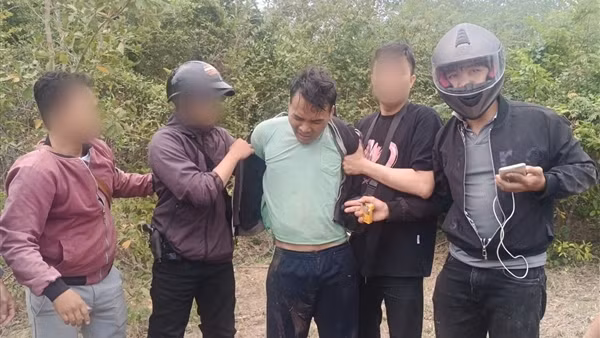 Gần 4 ngày đêm truy vết, vây bắt đối tượng truy nã lẩn trốn vào rừng