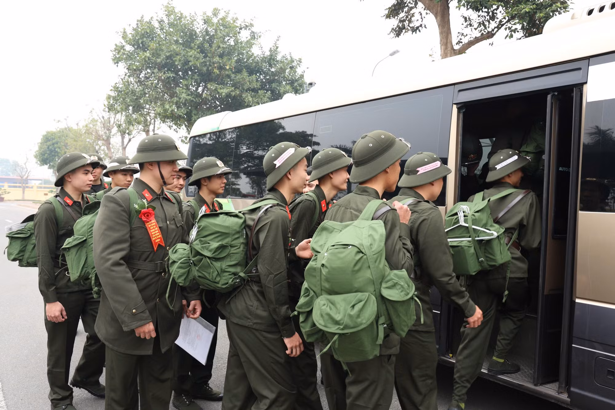 Hàng nghìn tân binh háo hức, sẵn sàng lên đường nhập ngũ -0