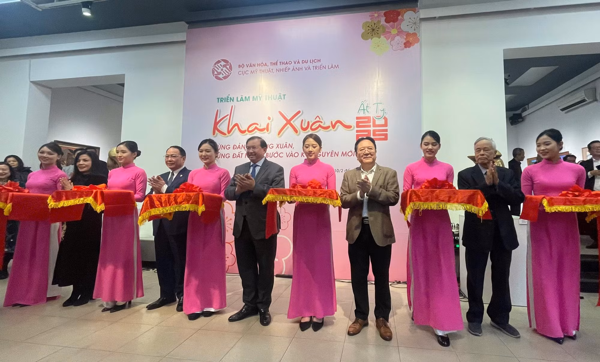 3 thế hệ hoạ sĩ, nhà điêu khắc triển lãm “Khai xuân” -0
