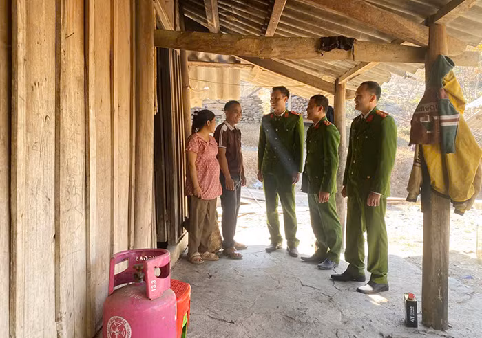 “3 cùng, 4 bám” ở xã vùng biên -1