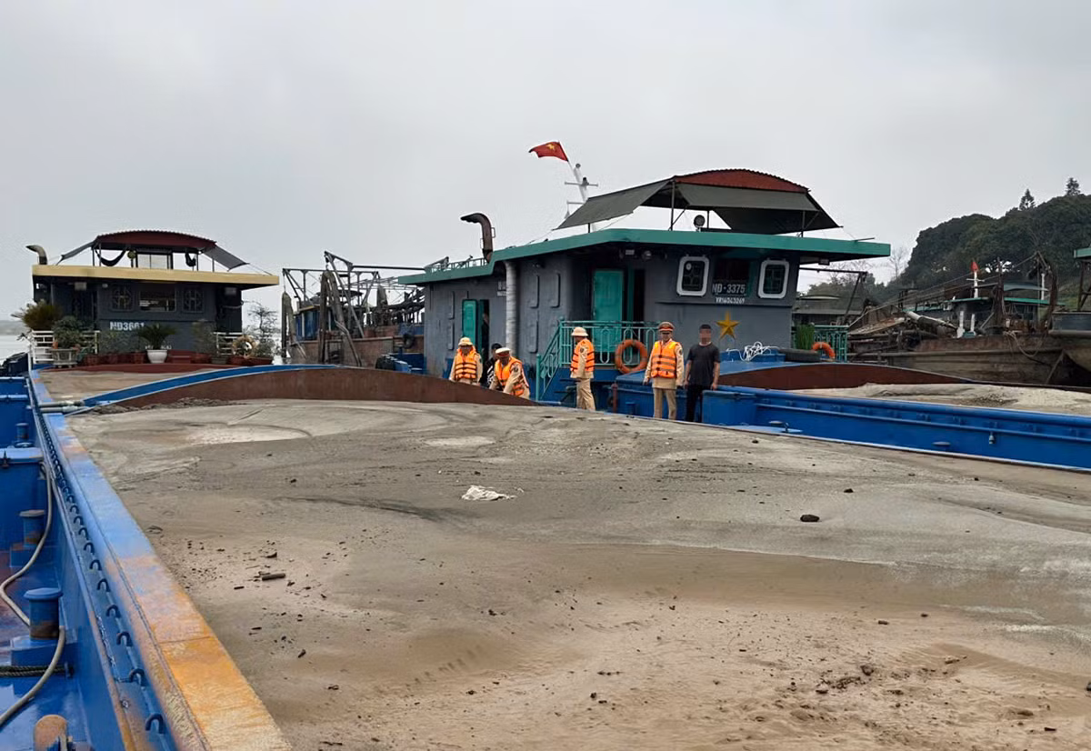 Bắt giữ 3 tàu khai thác 900m3 cát trái phép trên sông Hồng trong đêm -0