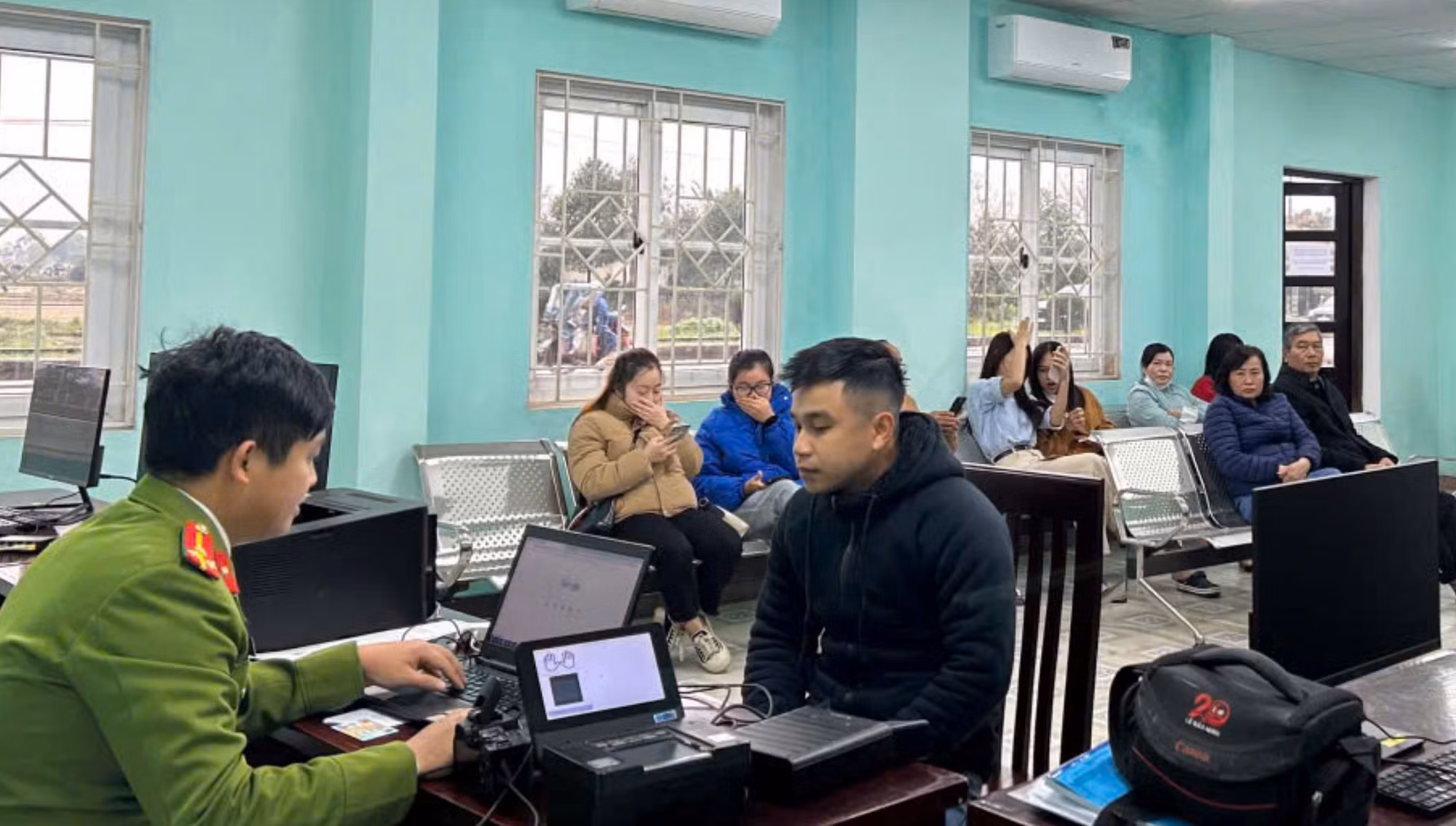 Làm việc xuyên ngày đêm để giải quyết thủ tục hành chính cho người dân -0