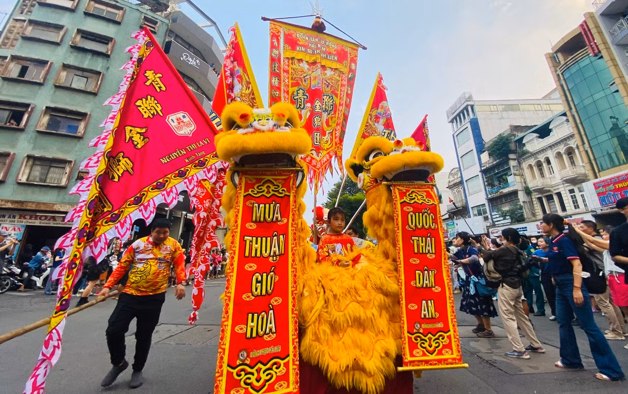 Người lớn, trẻ em thích thú rờ đầu lân, đầu rồng trong lễ hội Tết Nguyên tiêu ở Chợ Lớn -4