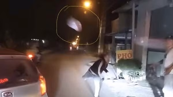 Triệu tập nhóm người hùng hổ chặn đầu xe, ném đá vào ô tô