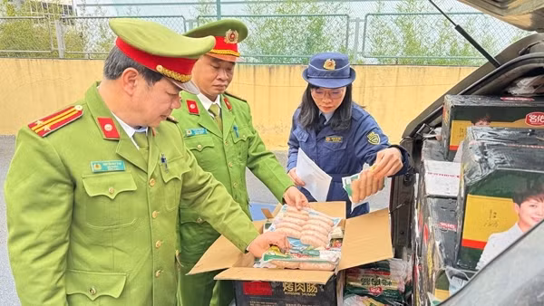 Phát hiện 2,5 tấn xúc xích nghi nhập lậu trên xe bán tải