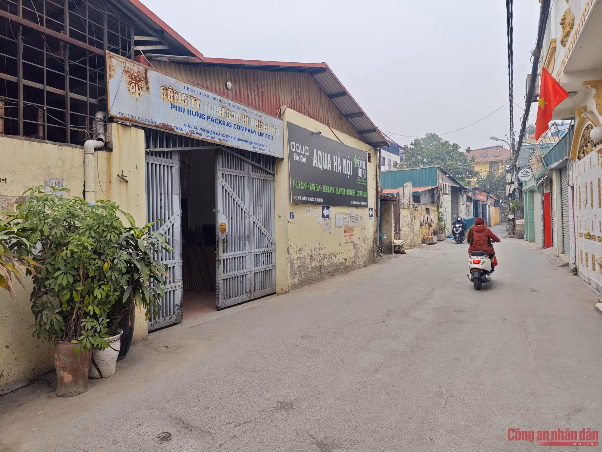 Người dân bức xúc kể lại vụ việc nam shipper bị hành hung ở Nghi Tàm ảnh 1 Người dân bức xúc kể lại vụ việc nam shipper bị hành hung -0