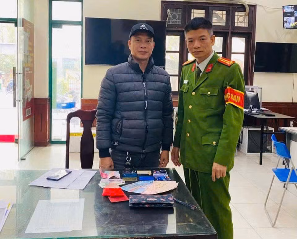 Công an phường kịp thời hỗ trợ tìm du khách ngoại quốc bị mất tài sản, giúp đỡ cháu bé bị lạc mẹ -0