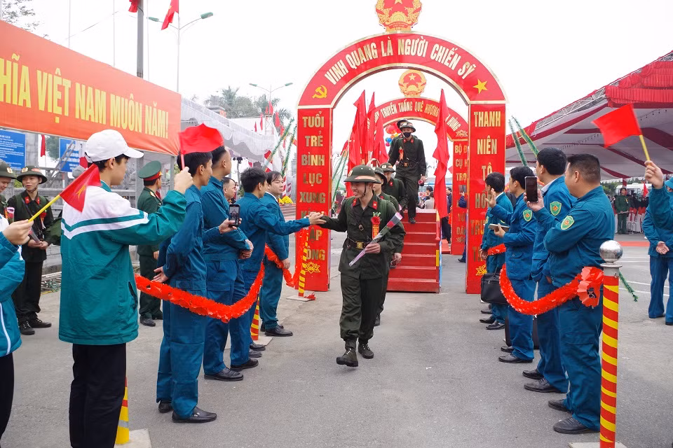 Hàng nghìn tân binh háo hức, sẵn sàng lên đường nhập ngũ -0