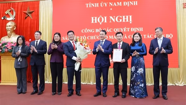 Công bố các quyết định sắp xếp bộ máy, công tác nhân sự tỉnh Nam Định