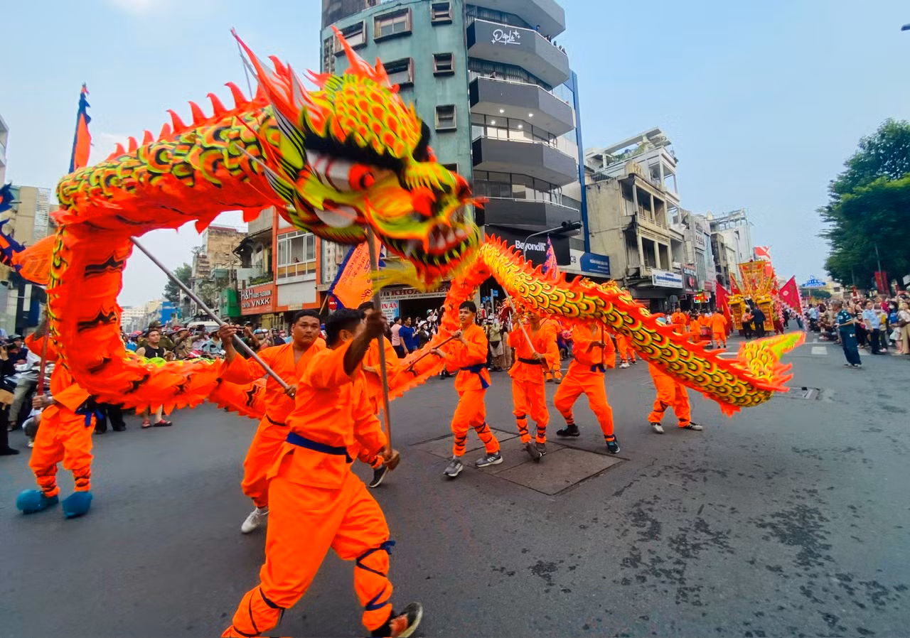 Người lớn, trẻ em thích thú rờ đầu lân, đầu rồng trong lễ hội Tết Nguyên tiêu ở Chợ Lớn -3