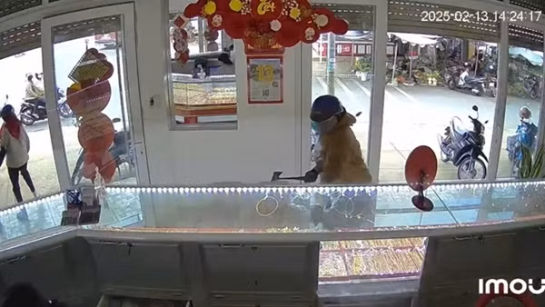 Truy bắt kẻ táo tợn dùng búa đập phá tủ, cướp tiệm vàng ở Lâm Đồng